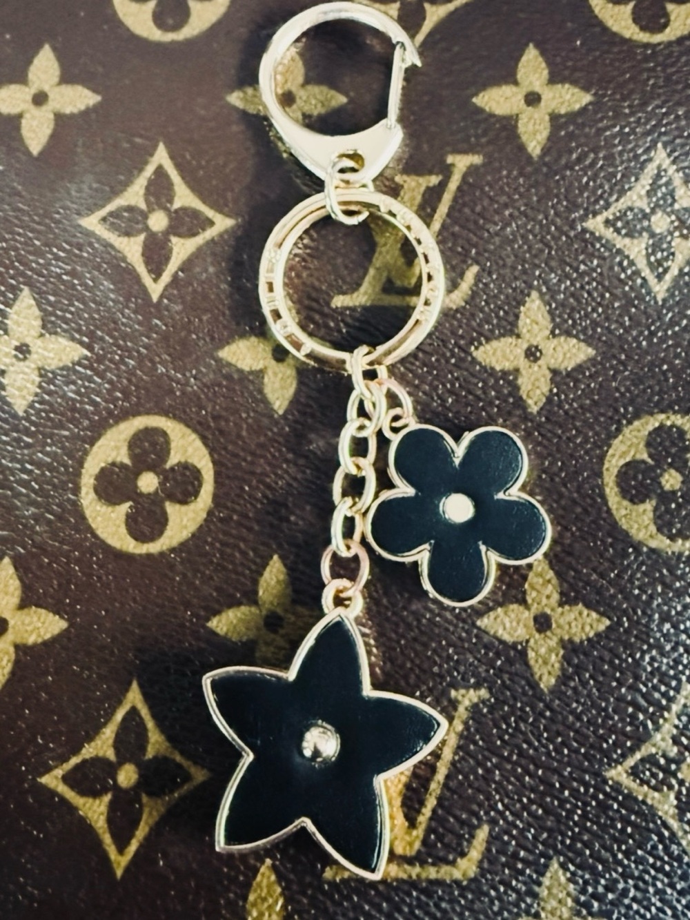 ❤️Luxury-Inspired Black Flower Keychain Charm